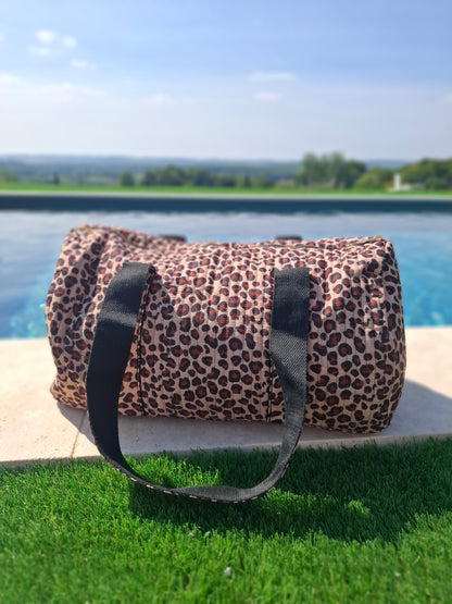 Sac polochon en coton matelassé beige taupe motifs léopard noir et marron