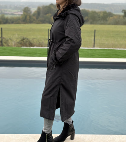 Manteau long réversible noir fausse fourrure avec capuche et cordons de serrage à la taille