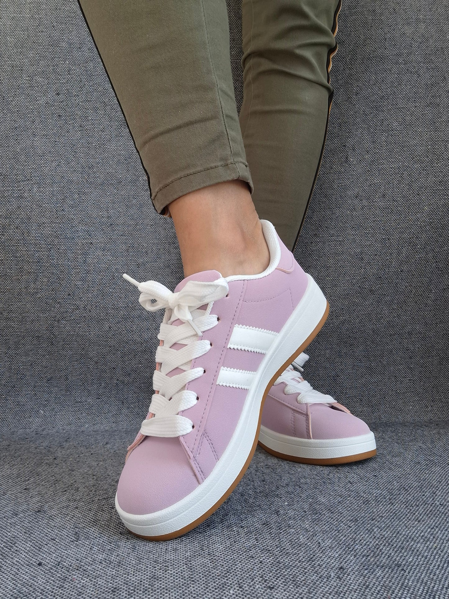Chaussures baskets basses rose pale lilas avec bandes blanches style sneakers campus