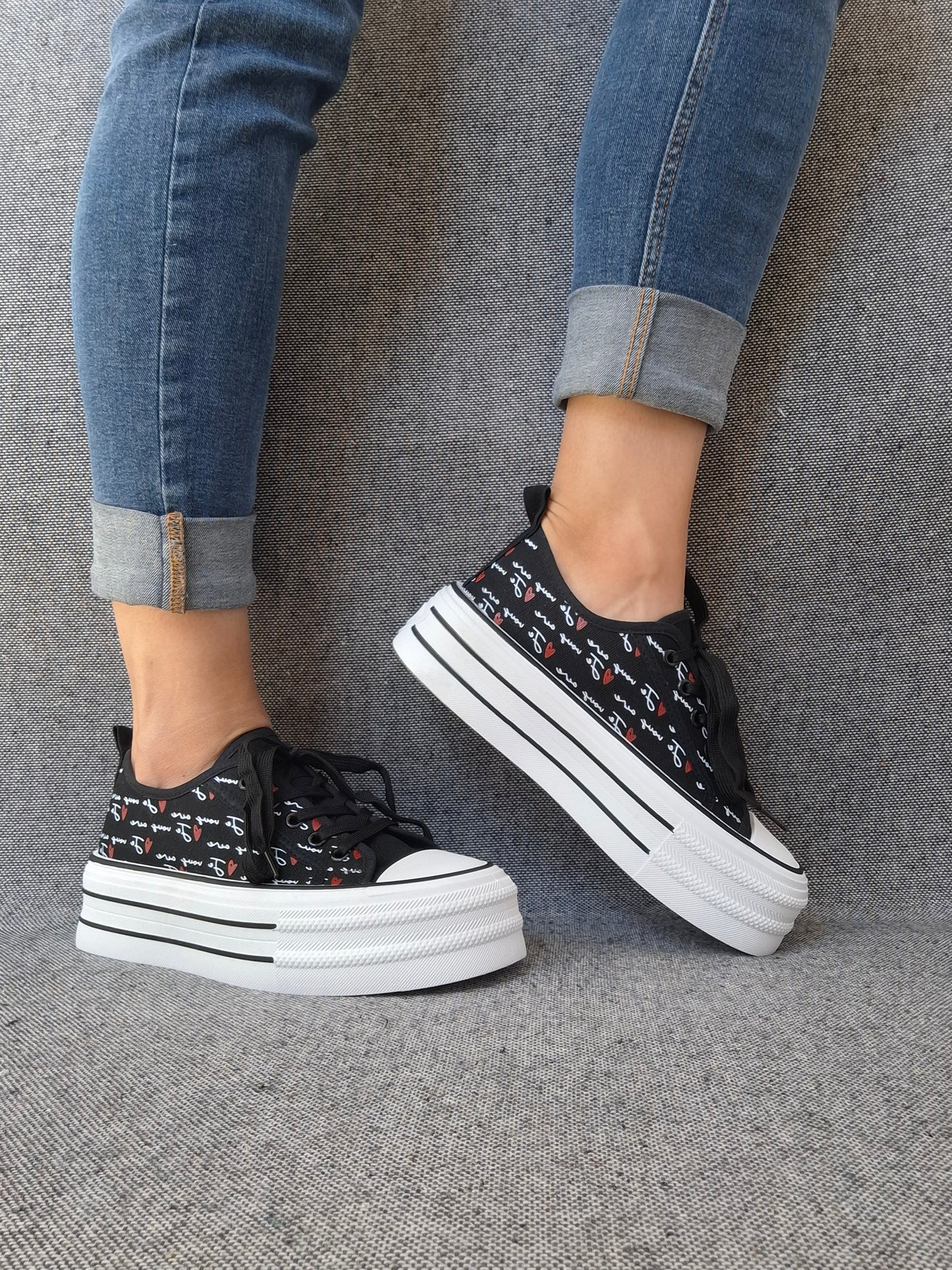 Chaussures baskets basses compensées tissu noir avec inscription “je vous aime”