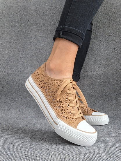 Chaussures baskets basses à dentelle beige foncé en tissu style converse