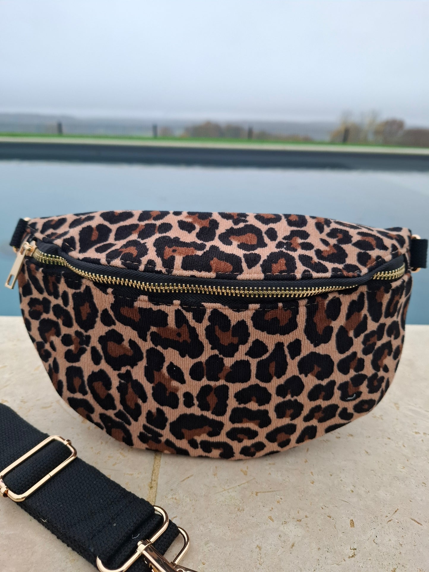 Sac banane en velours côtelé marron et noir imprimé léopard