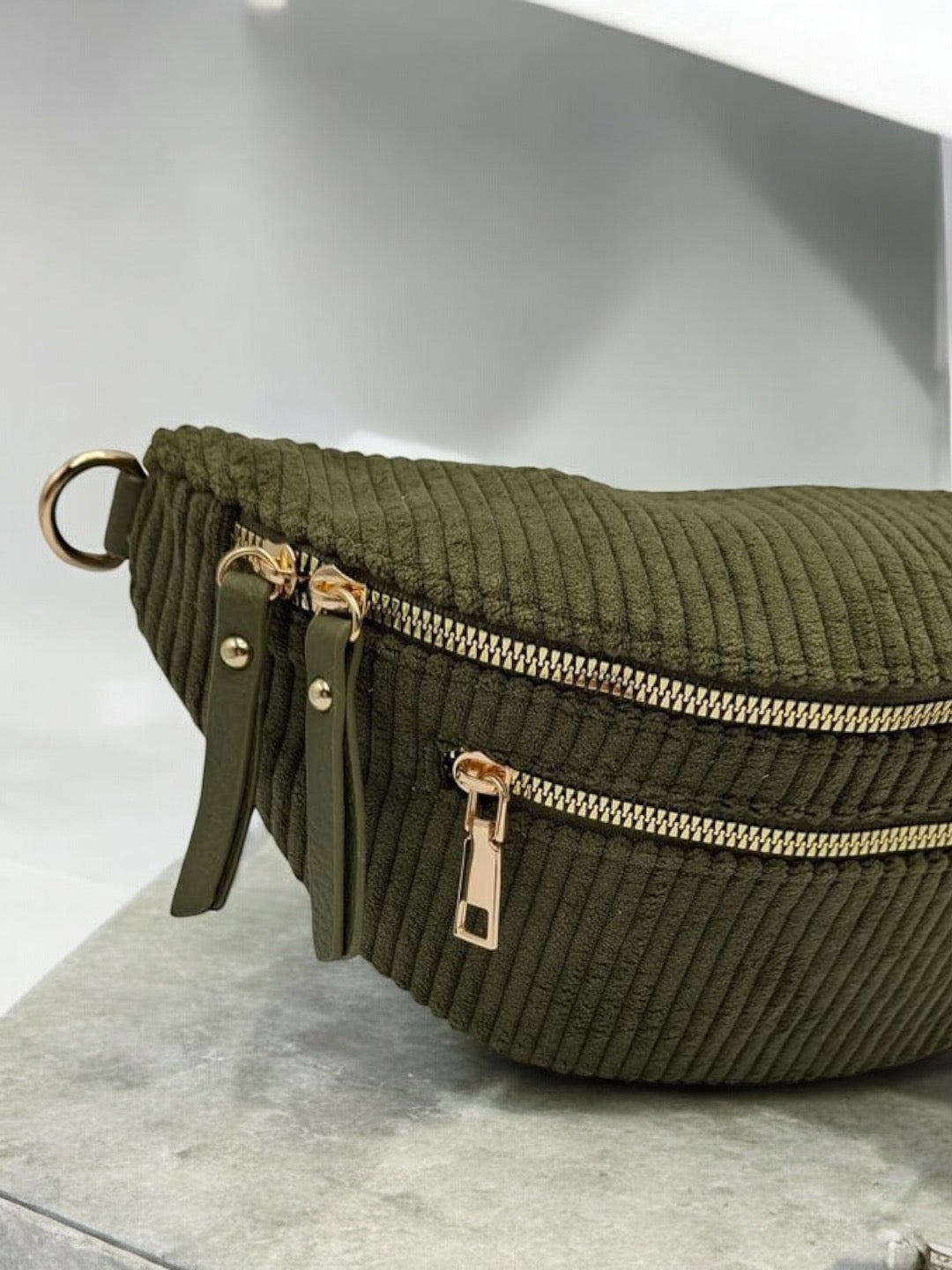 Sac banane velours côtelé 2 poches vert kaki sangle fantaisie