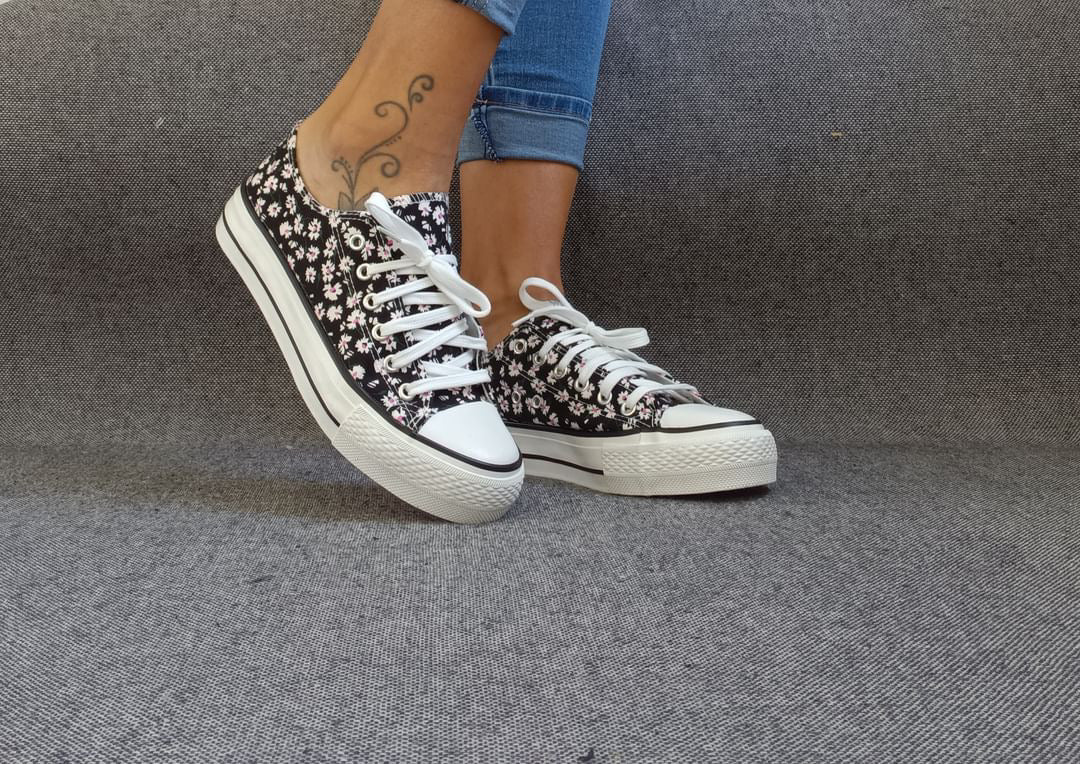 Baskets basses motifs liberty fleurs noires en tissu type converse