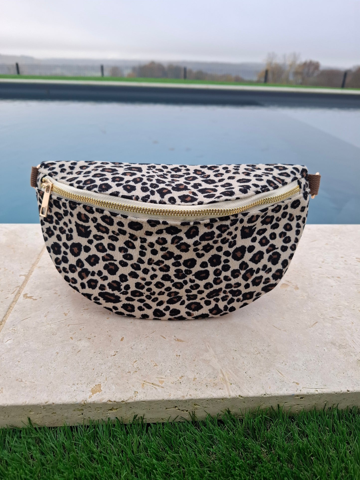 Sac banane en velours côtelé beige et noir imprimé léopard