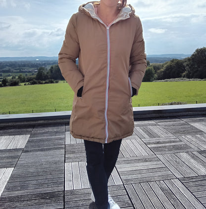 Melya Melody - Manteau long réversible et imperméable matelassé camel/doré - Curvy