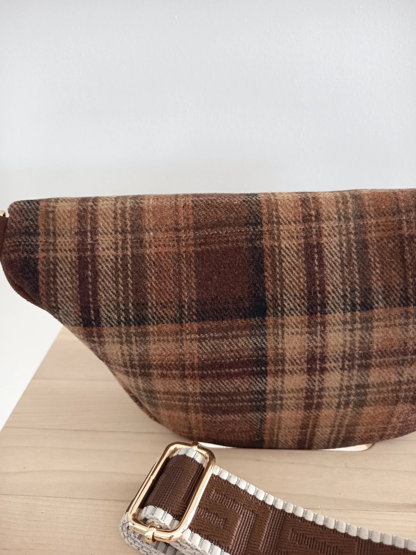 Riñonera de tela con estampado escocés, correa fantasía en tonos marrones