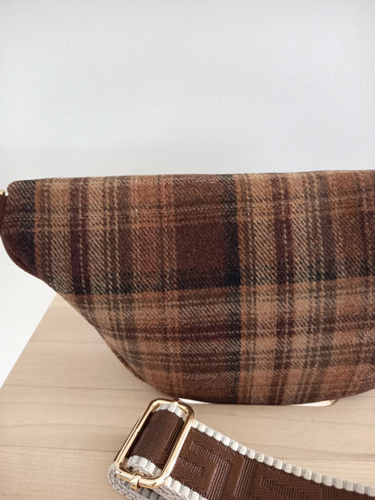 Riñonera de tela con estampado escocés, correa fantasía en tonos marrones