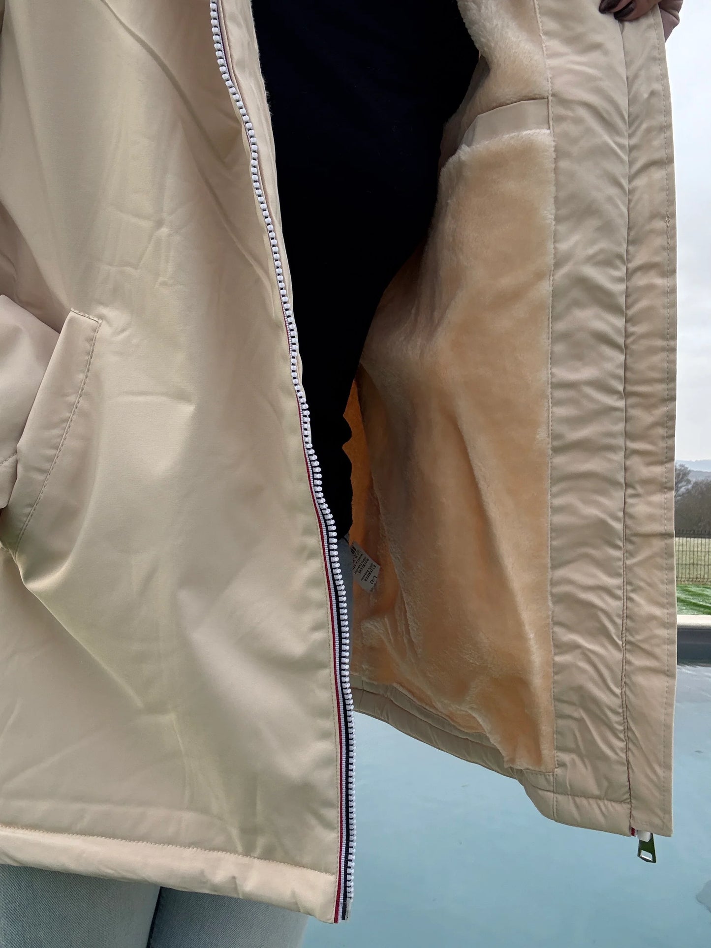 Manteau imperméable mi long fourré en fausse fourrure beige - Curvy