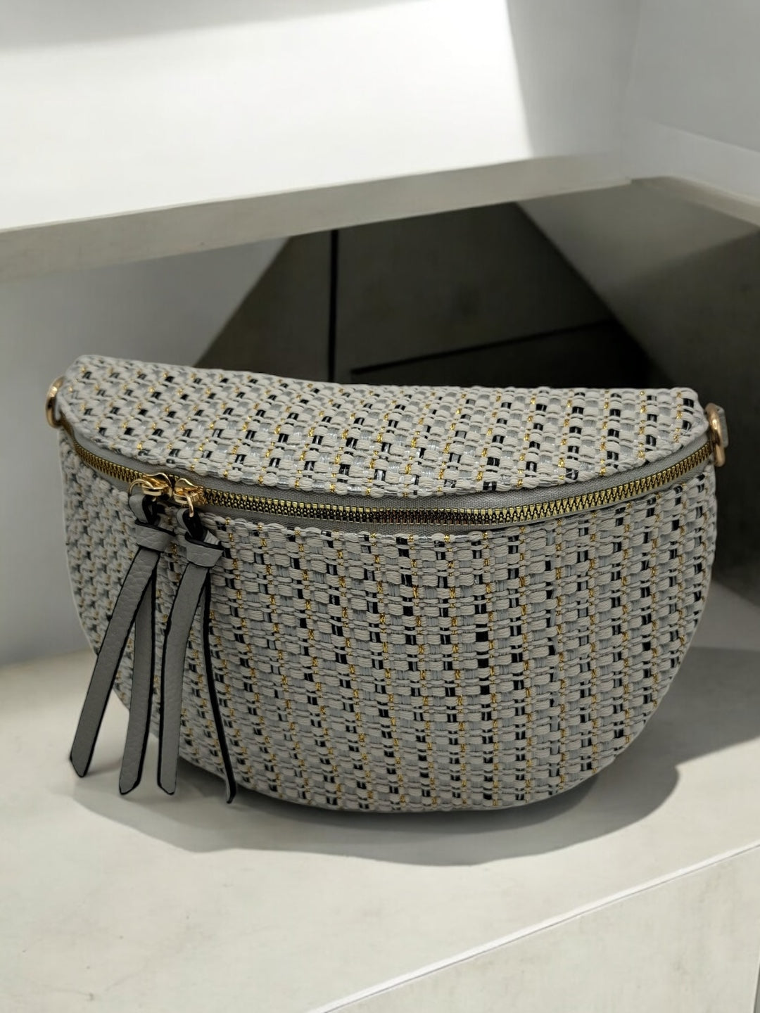 Sac banane en tissu à motif texturé de couleurs blanc, noir et bleuté sangle fantaisie