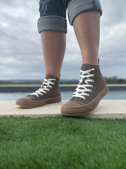 Chaussures baskets hautes en tissu kaki et marron style converse