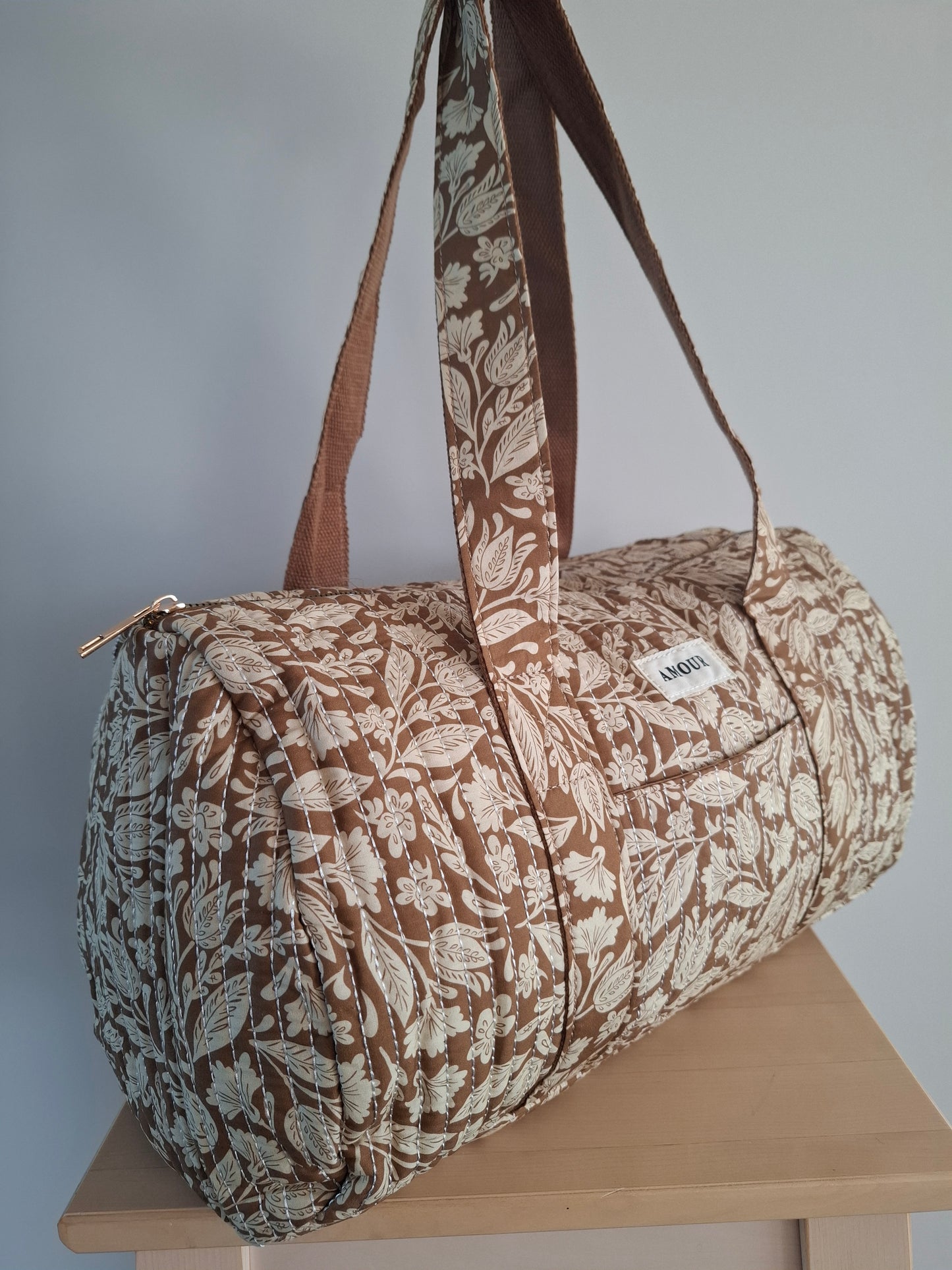 Sac polochon en coton matelassé liberty floral toile de jouy camel et blanc