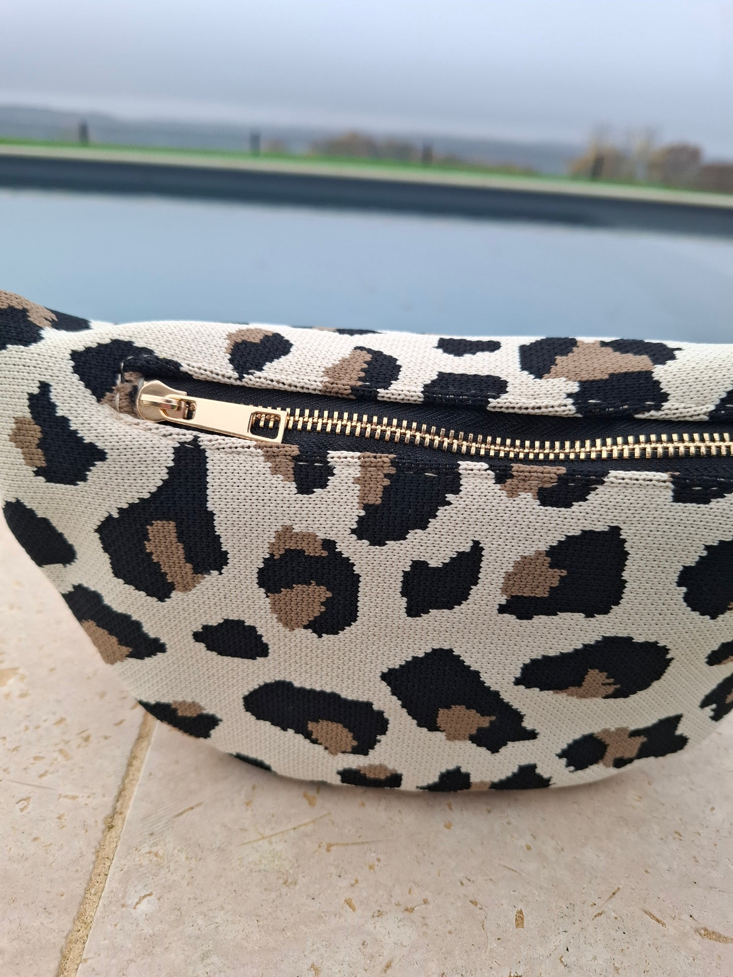 Sac banane en tissu toucher jute beige imprimé léopard