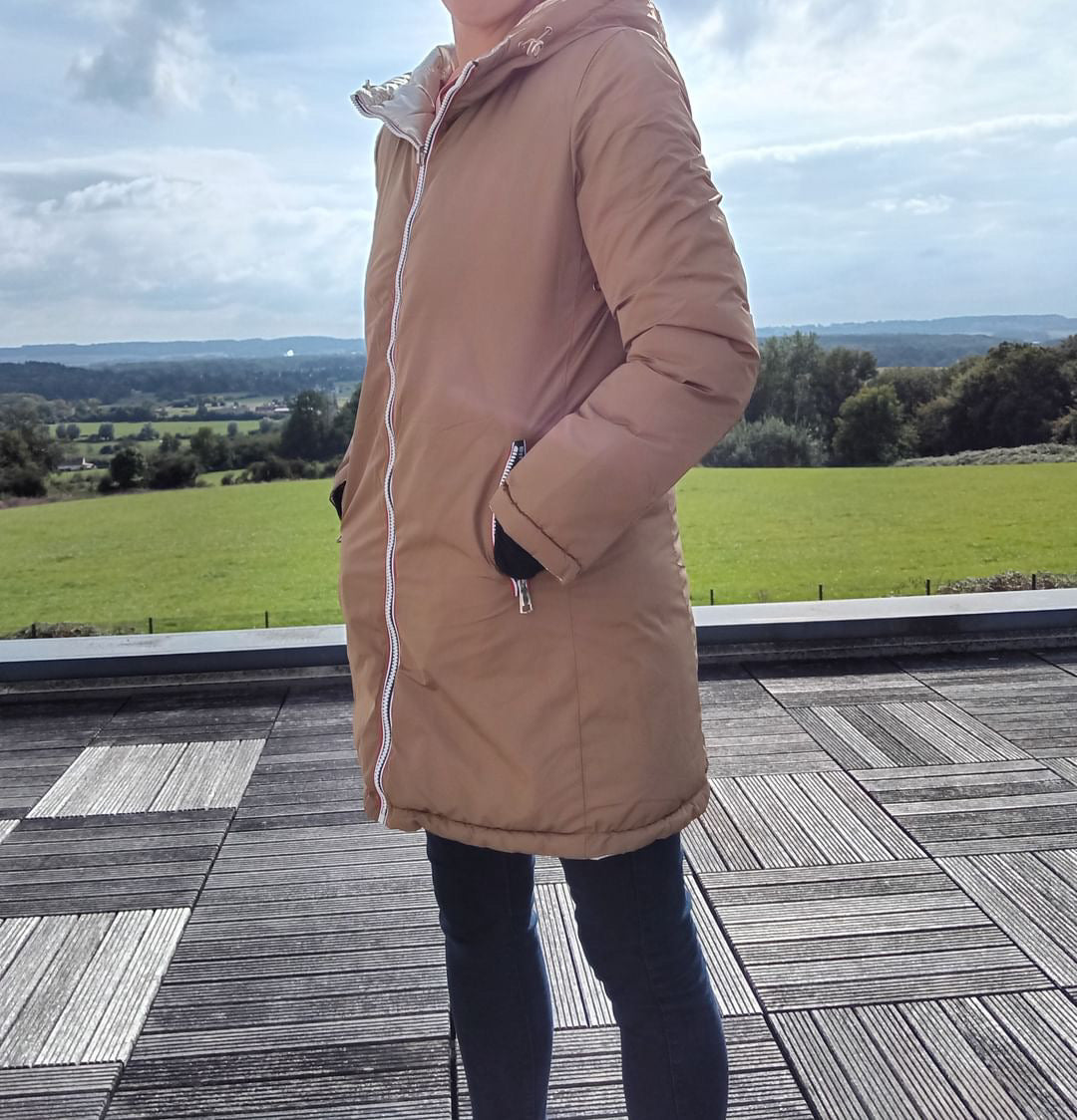 Manteau long réversible et imperméable matelassé camel marron/doré