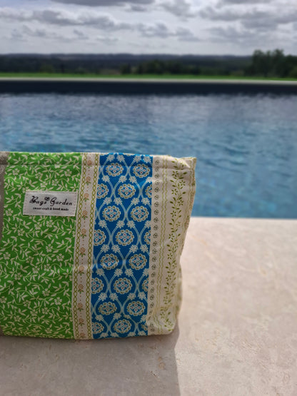 Trousse en tissu imperméabilisé motifs patchwork multicolores imprimés floraux et géométriques vert beige bleu