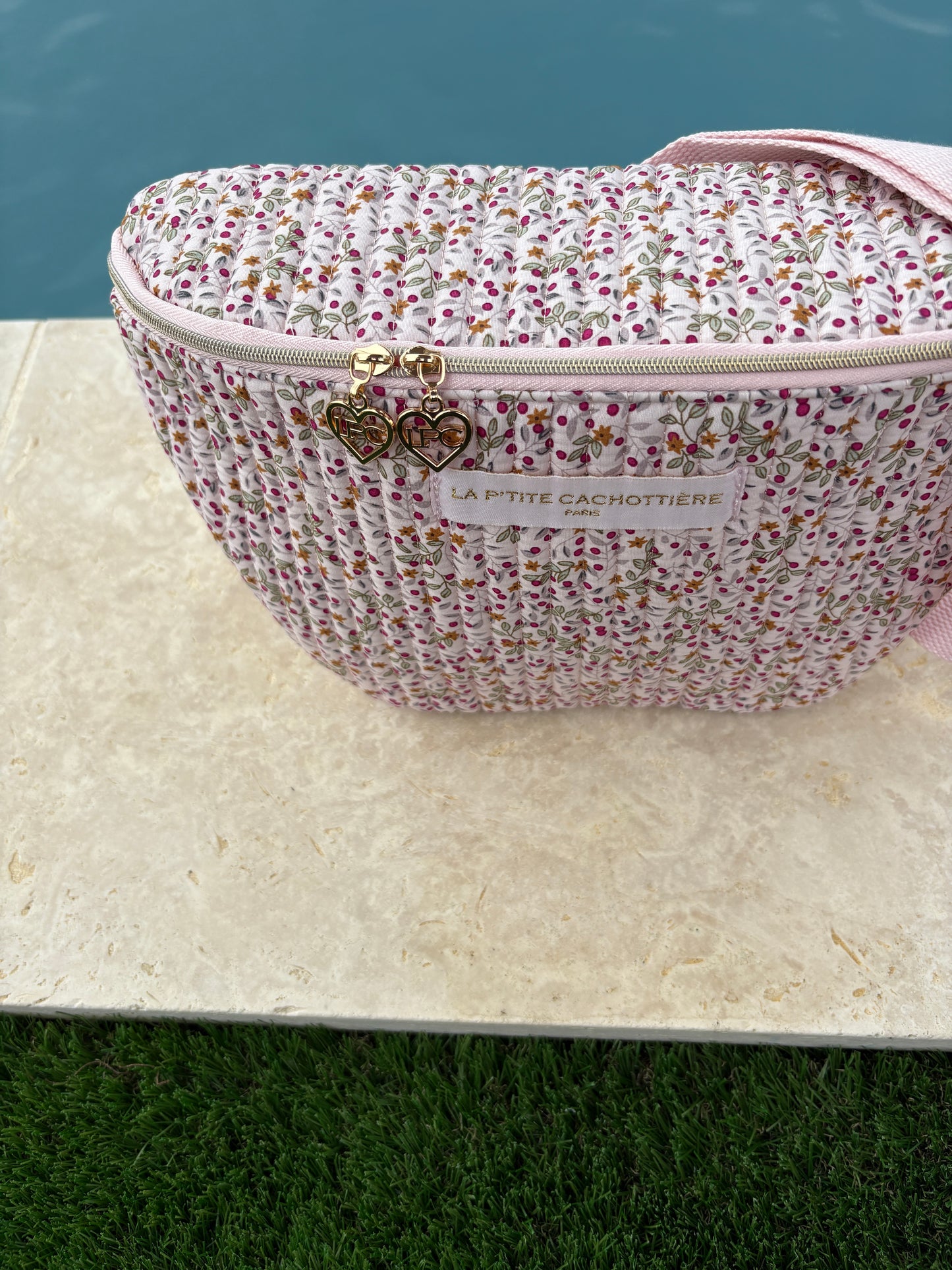 Sac banane en coton matelassé liberty baies rose crème  « La Ptite cachottière »