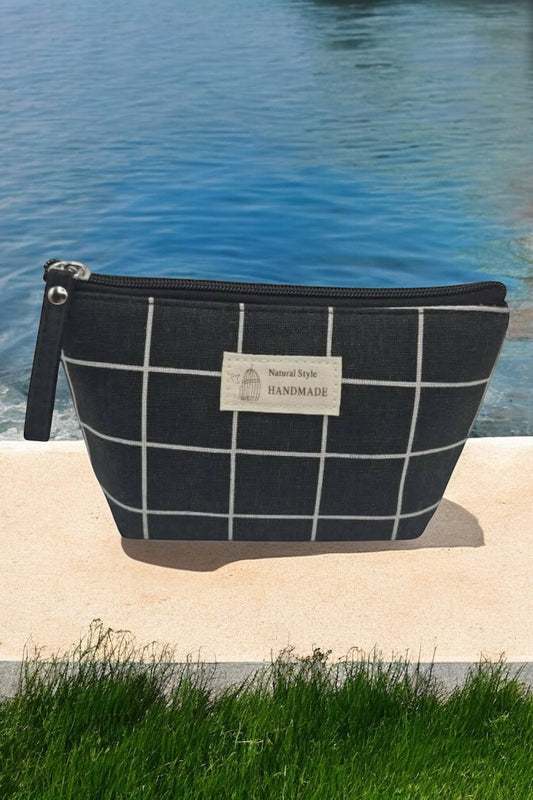 Trousse en coton motif à carreaux blancs sur un fond noir