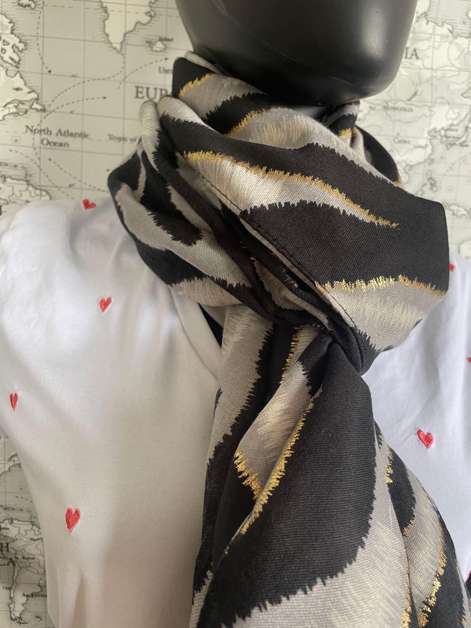 Foulard en tissu motifs zébré noir et gris avec touche de doré