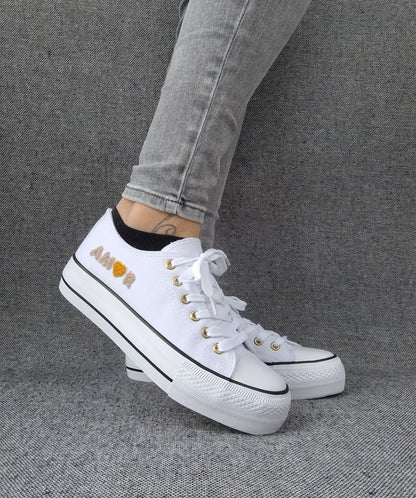 Chaussures baskets basses en toile blanche avec inscription “Amor” style converse