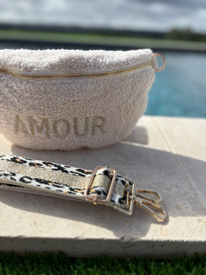 Sac banane en tissu moumoute douce bouclette beige inscription "AMOUR" sangle fantaisie léopard
