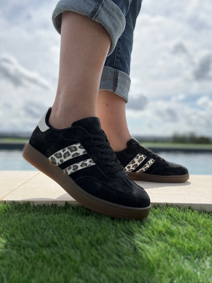 Chaussures baskets basses toucher daim noir avec bandes léopard style campus