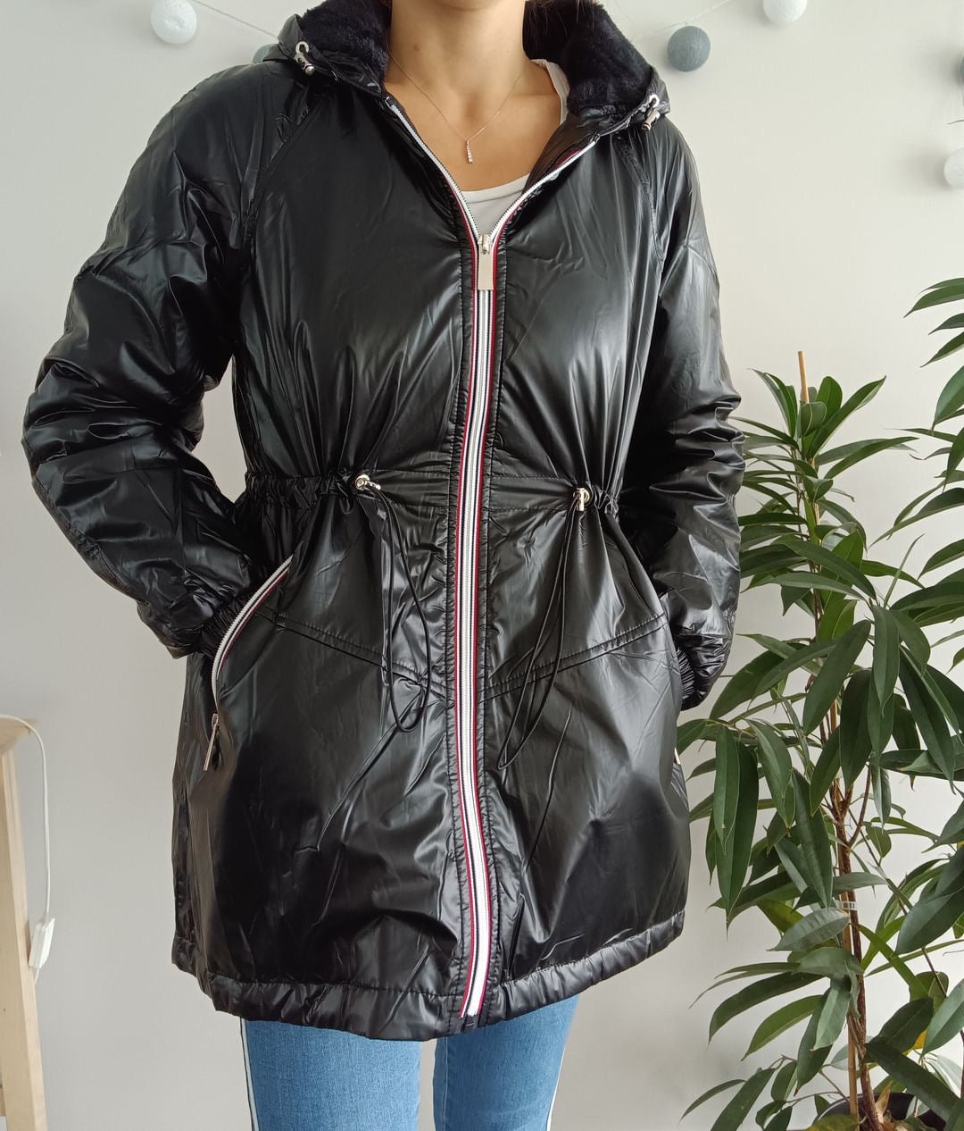 Attrait Paris - Manteau mi-long imperméable fourré resserrable à la taille noir brillant