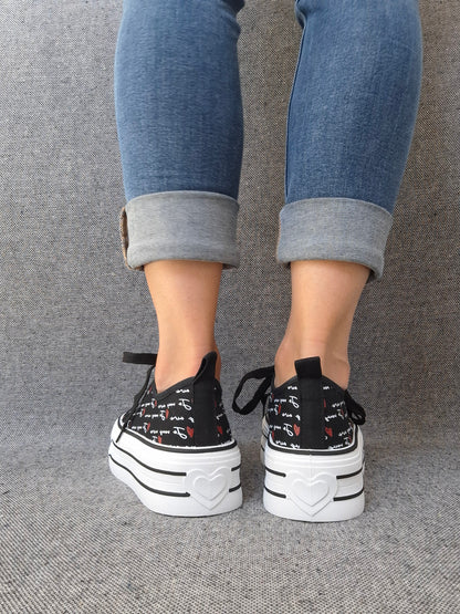 Chaussures baskets basses compensées tissu noir avec inscription “je vous aime”