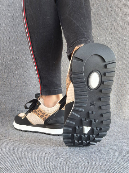 Chaussures baskets en tissu beige et noir avec un motif léopard style sneakers