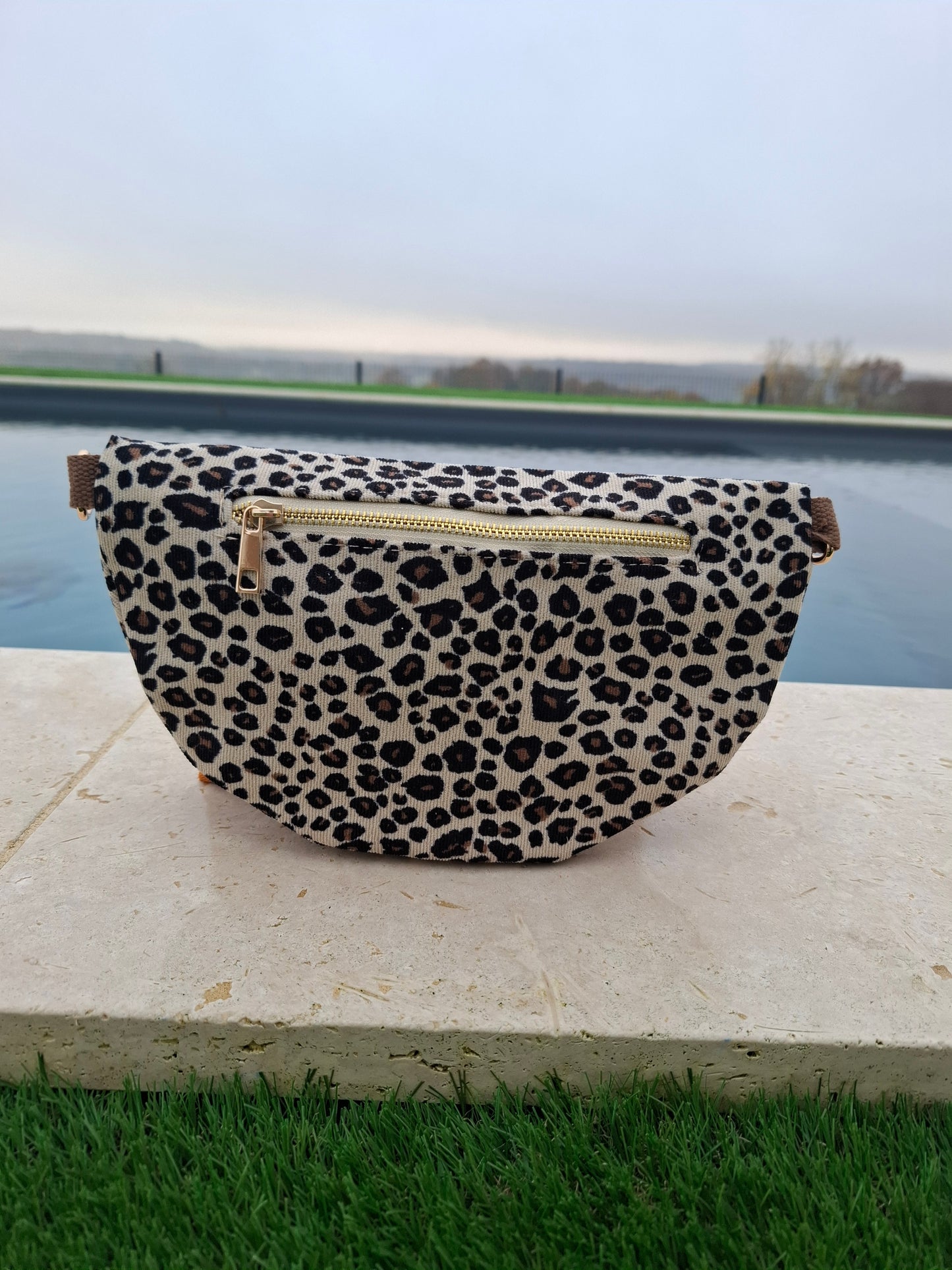 Sac banane en velours côtelé beige et noir imprimé léopard