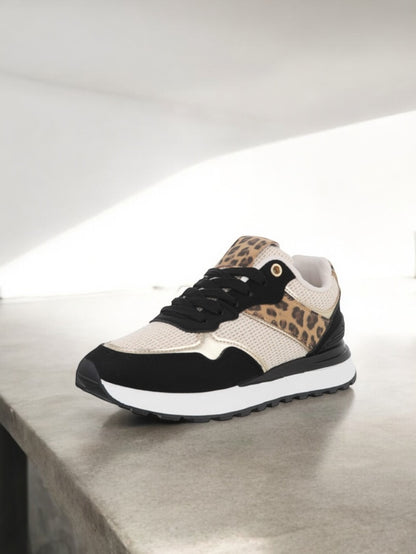 Chaussures baskets en tissu beige et noir avec un motif léopard style sneakers