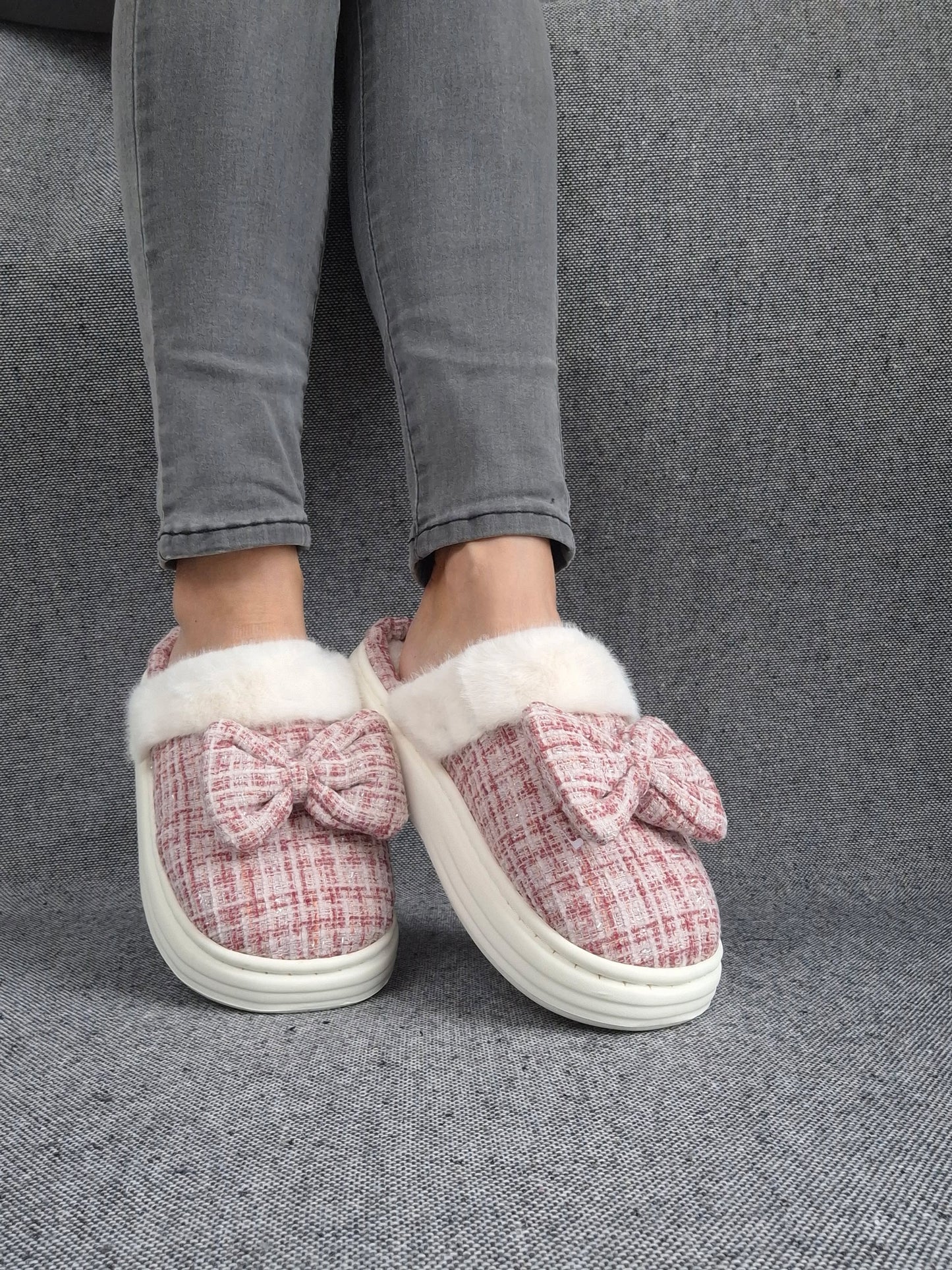 Chaussons fourrés rouge et blanc en tissu à carreaux avec noeud