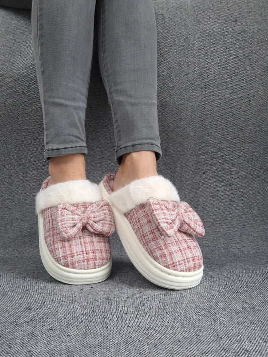 Chaussons fourrés rouge et blanc en tissu à carreaux avec noeud