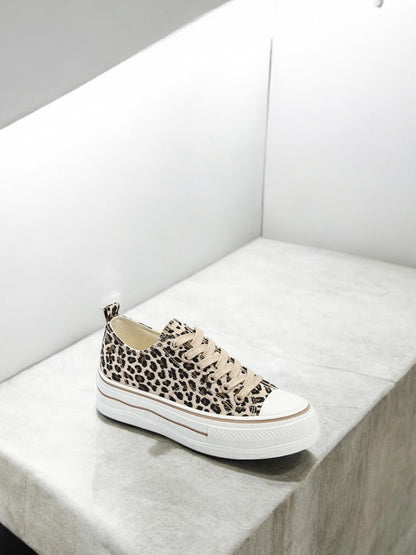 Chaussures baskets à imprimé léopard marron beige semelles compensées style converse