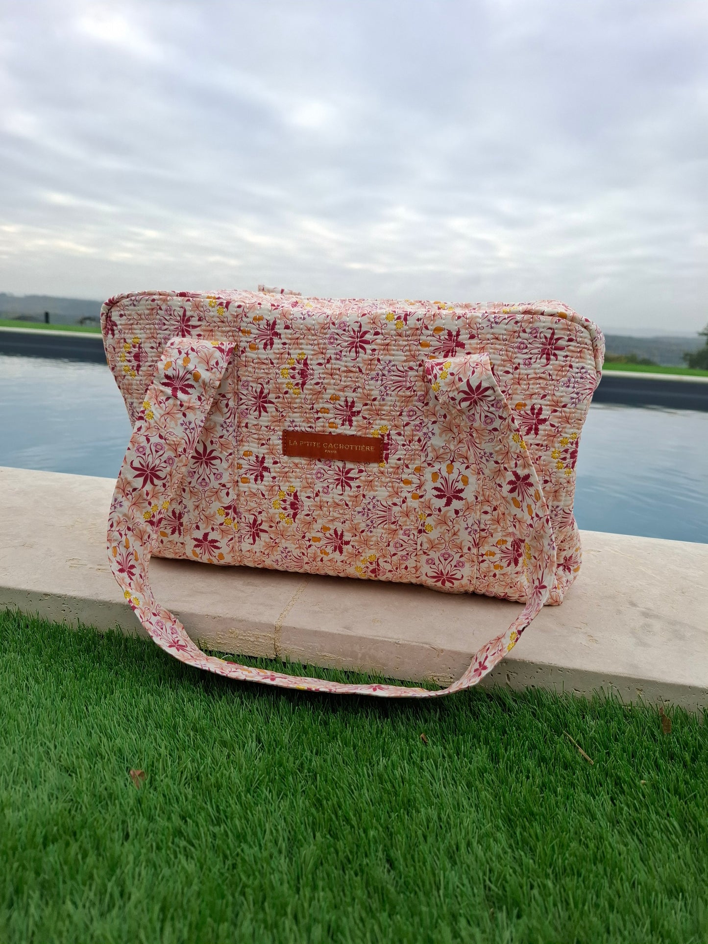 Sac week-end polochon en coton matelassé rose liberty fleuris nuances de rose de jaune et de blanc