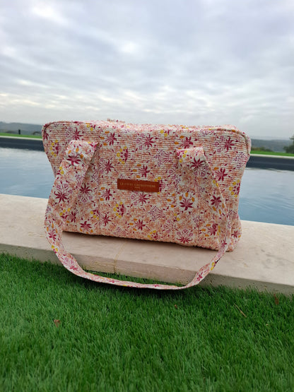 Sac week-end polochon en coton matelassé rose liberty fleuris nuances de rose de jaune et de blanc