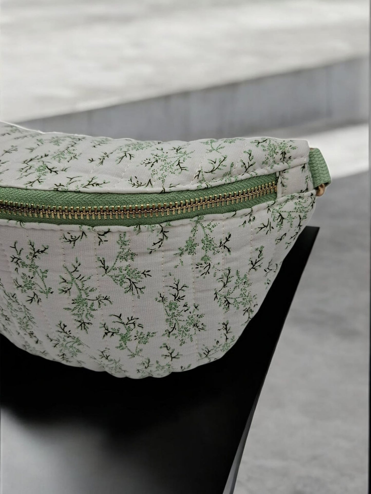 Sac banane en coton matelassé liberty blanc motif floral vert olive