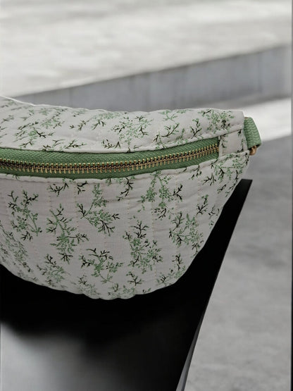Sac banane en coton matelassé liberty blanc motif floral vert olive