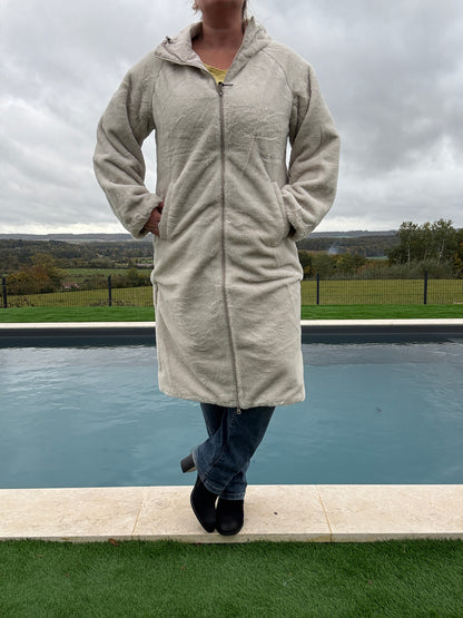 Melya Melody - Manteau long réversible blanc crème fausse fourrure avec capuche et cordons de serrage à la taille