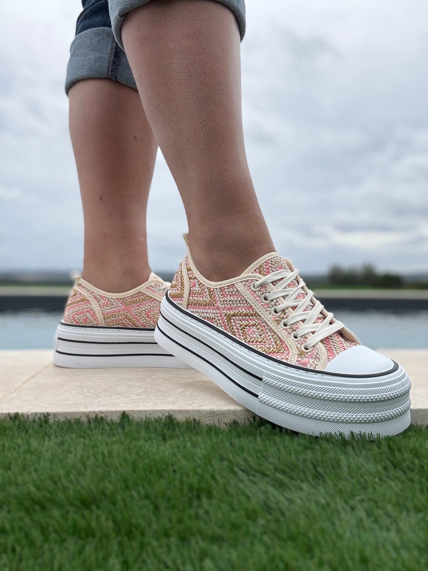 Chaussures baskets effet paille beige rose semelle compensée style converse