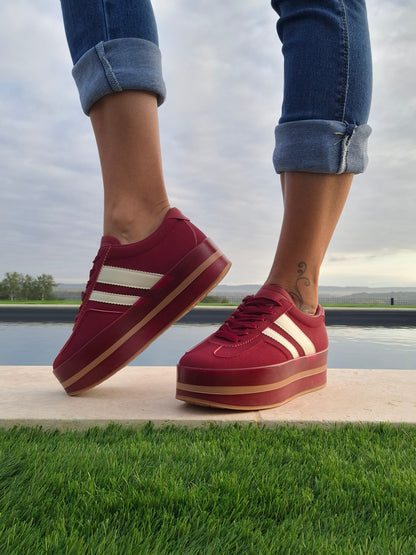 Chaussures baskets basses compensées rouge bordeaux avec bandes blanches style sneakers campus
