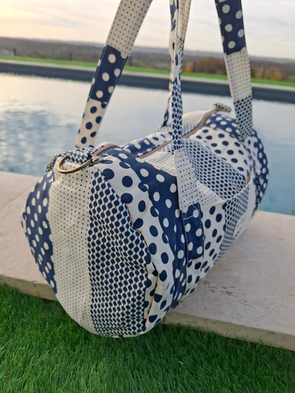 Sac polochon week end de voyage en tissu coton patchwork motifs à pois bleu marine et blanc