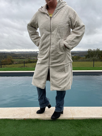 Melya Melody - Manteau long réversible blanc crème fausse fourrure avec capuche et cordons de serrage à la taille