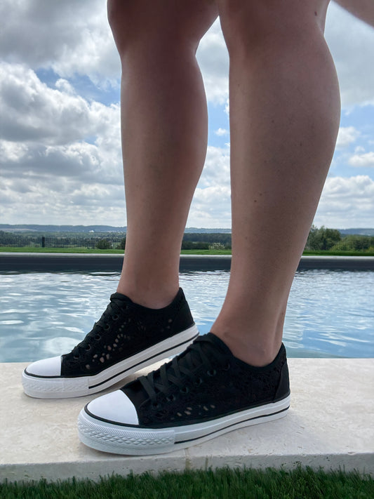 Chaussures baskets basses à dentelle noir en tissu style converse