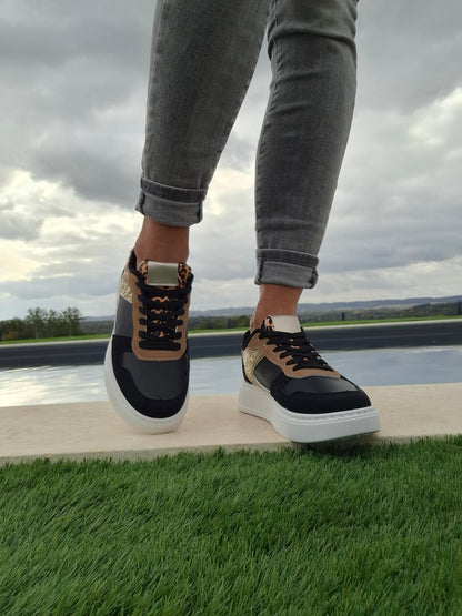 Chaussure baskets basses légèrement compensées noir léopard doré style sneakers
