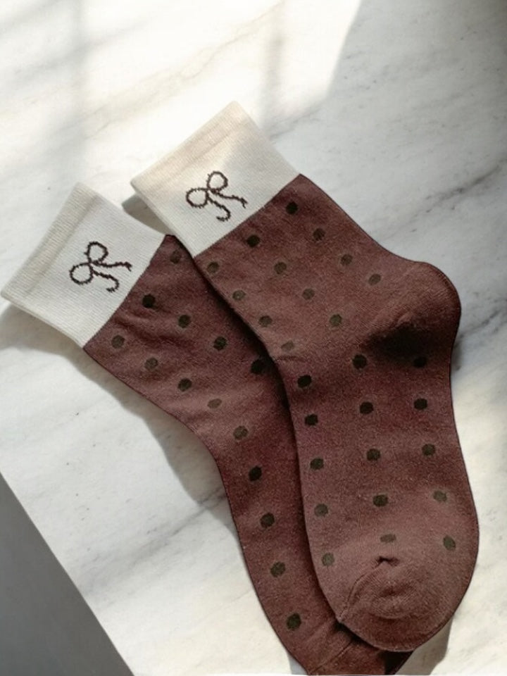 Nouveautés - Chaussettes marrons en coton à pois noir avec bordure blanche et motif nœud noir