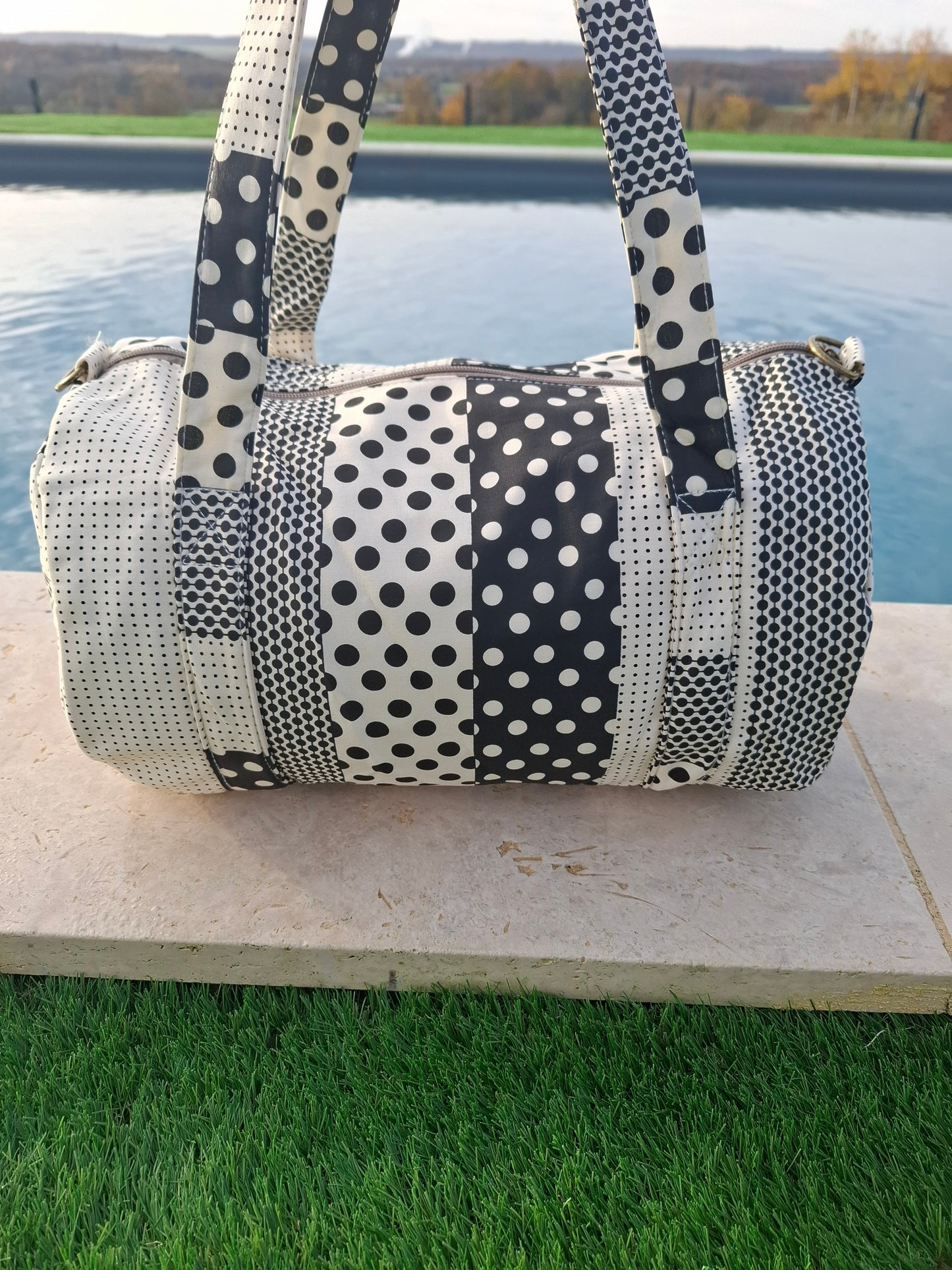 Sac polochon week end de voyage en tissu coton patchwork motifs à pois noir et blanc