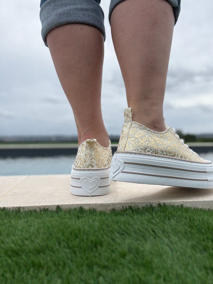 Chaussures baskets basses semelle compensée tissu motif léopard doré style converse