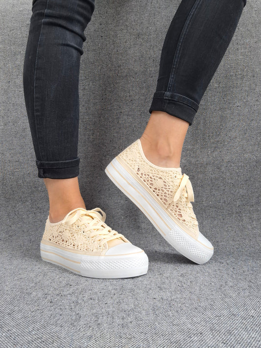 Chaussures baskets basses à dentelle beige en tissu style converse