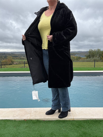 Manteau long réversible noir fausse fourrure avec capuche et cordons de serrage à la taille