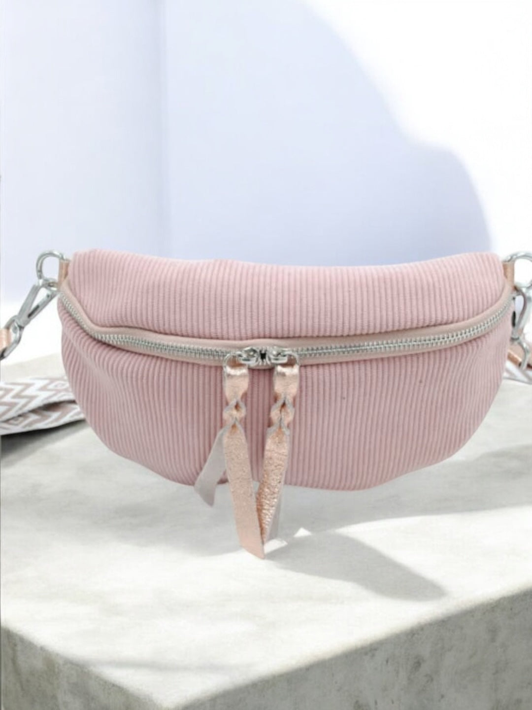 Sac banane en velours côtelé rose pâle doubles curseurs en cuir